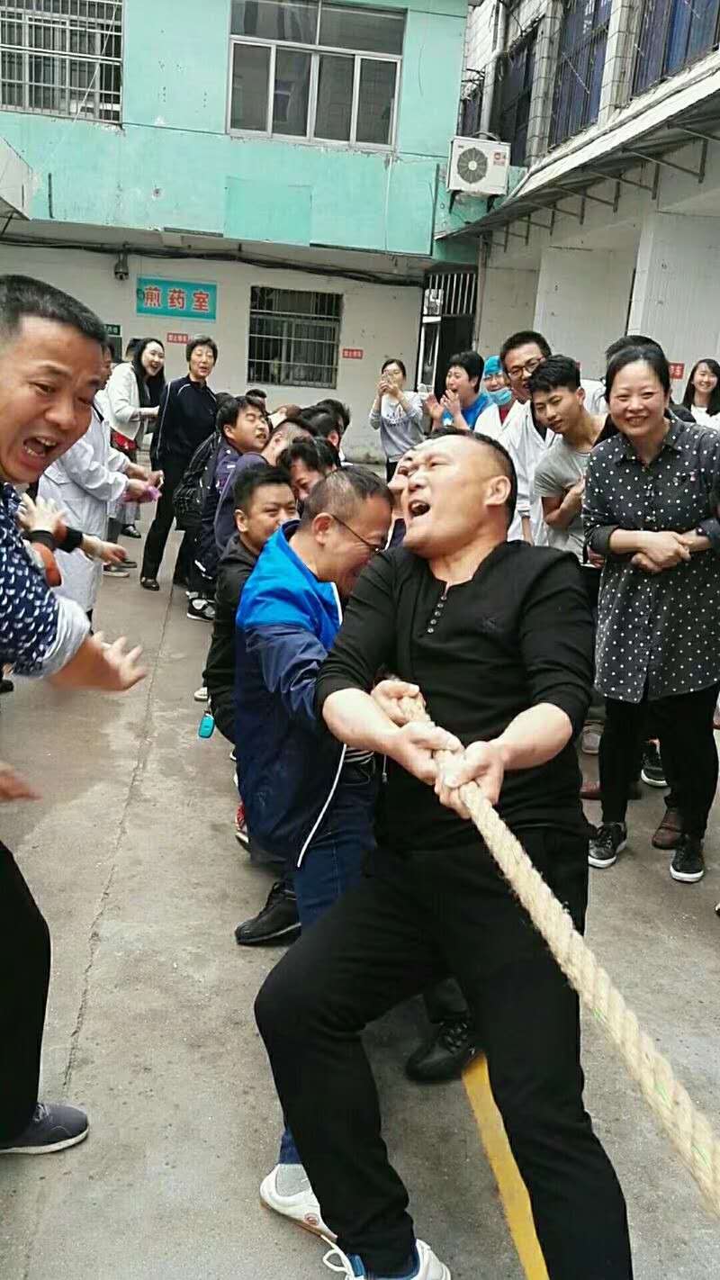 职工拔河比赛.jpg