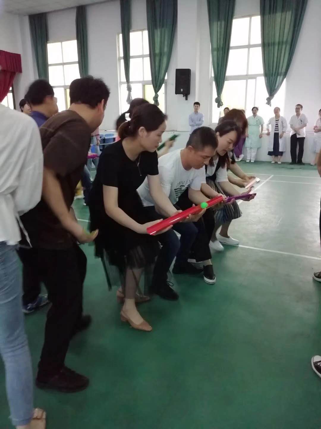 医院工会组织趣味体育活动.jpg